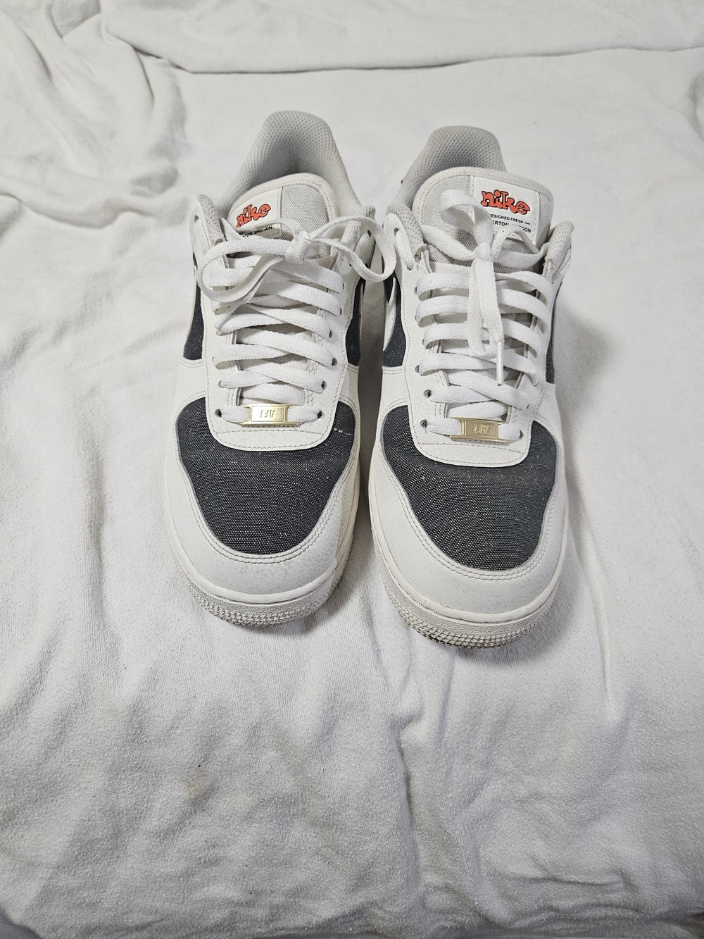 Men's Low-Top Sneakers in White and Black - Casual Lace-Up Style